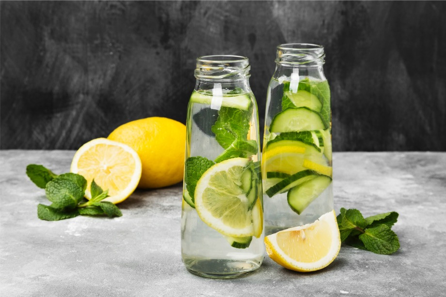 Ar tiesa, kad geriant vandenį su citrina rytais galima visiškai sureguliuoti skrandžio rūgštingumą?